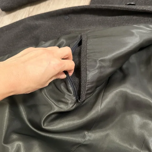 DKNY Wool Blend herringbone Brown Long Coat Size 42 Shoulder Pads Button Closure - Picture 10 of 15